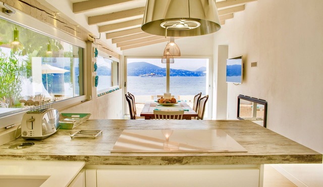 Villa Pieds dans l'eau with private sandy beach on the Gulf of Saint Tropez