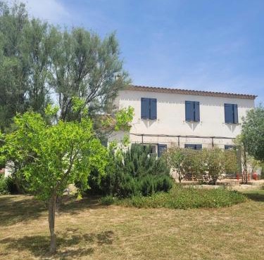 Villa provençale à Arles avec piscine privée et vue jardin.