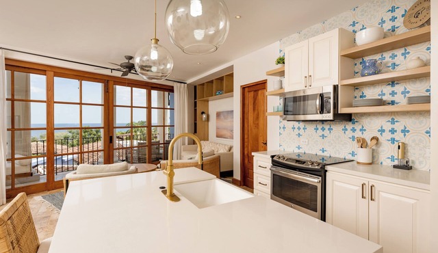 Walk to the Beach with Ocean View and Balcony - Casa Rana