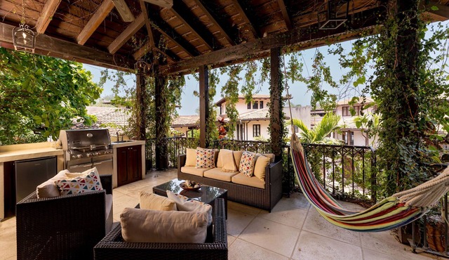 Walk to the Beach with Beach Club Access - Casa Pinita