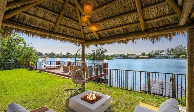 Waterfront Jungle House, Heated, Kayaks & Sunset