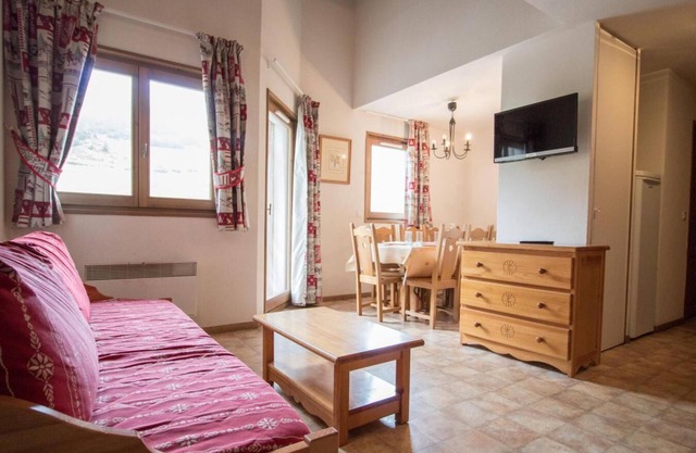 10m from ski slopes, 2nd floor, view mountain, balcony, parking, tv, ski locker, 64m², Val Cenis