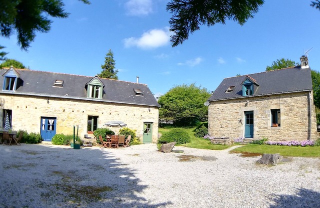 3 houses with 6x3 beds, approx. 1 hectare of land and a swimming pool.