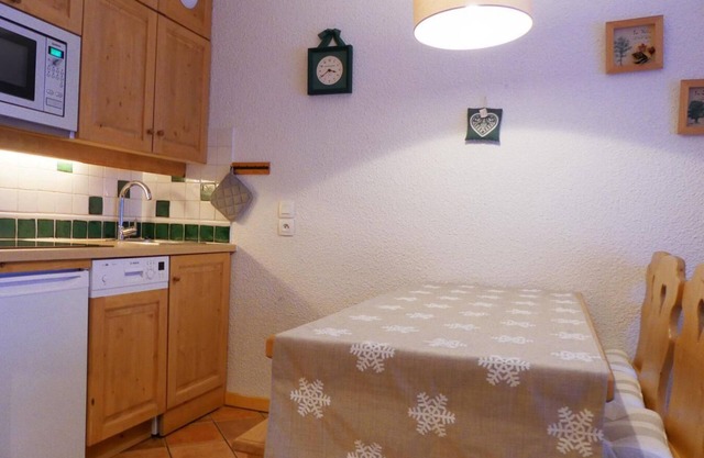 50m from ski slopes, 1st floor, view limited, balcony, 30m², Méribel-Mottaret