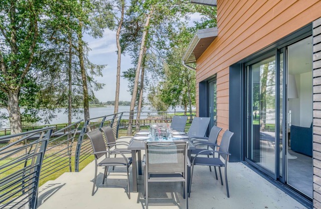 Roseaux Vue Sur Le Lac Jacuzzi 