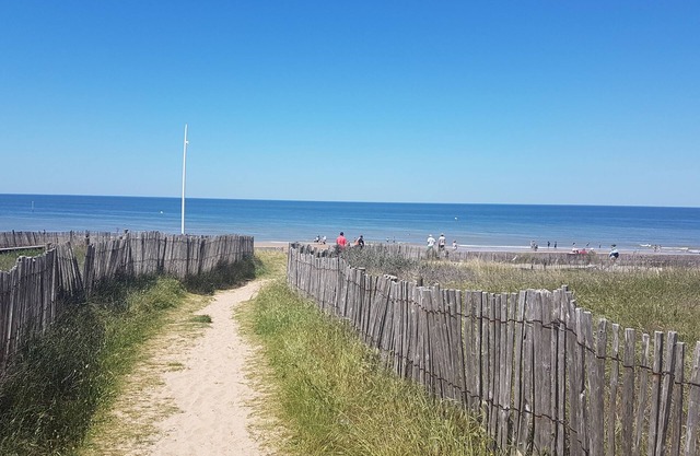 APARTMENT WITH GARDEN, WIFI, 50 M FROM THE SEA AND THALASSOTHERAPIE