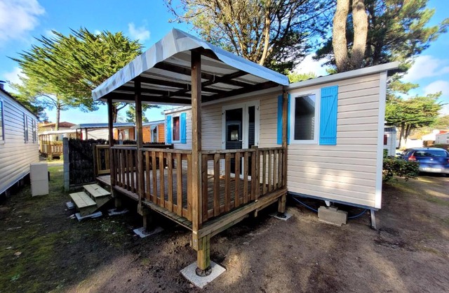 Bungalow de 2 chambres avec piscine partagee sauna et terrasse a Saint Jean de Monts a 3 km de la plage