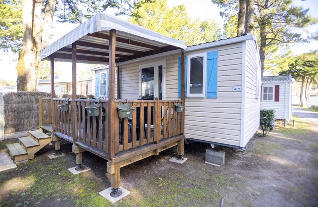 Bungalow de 2 chambres avec piscine partagee sauna et terrasse a Saint Jean de Monts a 3 km de la plage