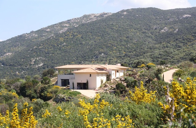 CAMPOMORO LARGE MODERN VILLA LUXURIOUS 10 P SWIMMING POOL FACING THE BEACH