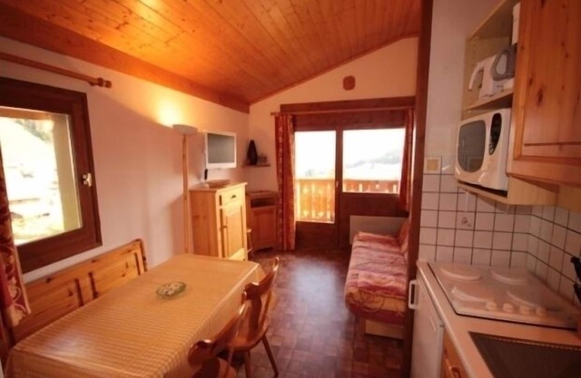 Charming 2-Room Cabin Apartment for 6 in Les Saisies, Ski-In/Ski-Out, South-Facing Balcony