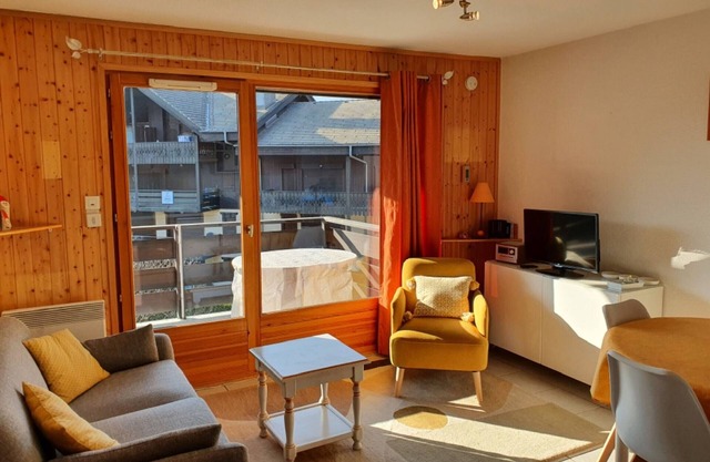 Charming 2BR Apartment with Balcony, WiFi & Garage in Central Samoëns, Sleeps 4