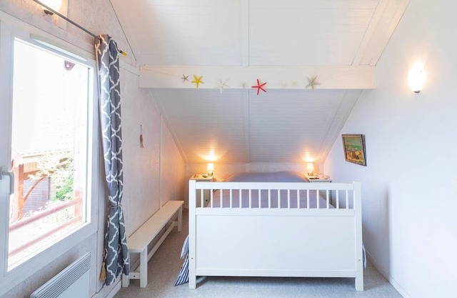 Charming wooden chalet on the water, 100 meters from the lake and 10km from the ocean