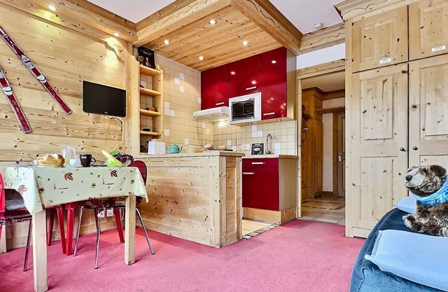 Comfortable 30m² Apartment in Tignes Le Lac - Ski-In/Ski-Out, Sleeps 4, Balcony with Mountain View