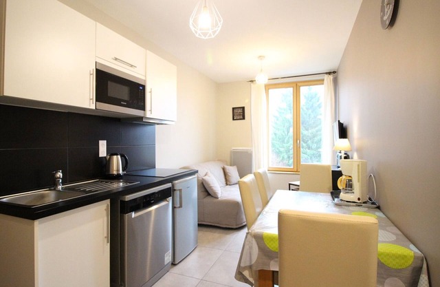 Cozy 1-BR Apt, 200m from Spa, Wi-Fi, Parking, Ski Storage