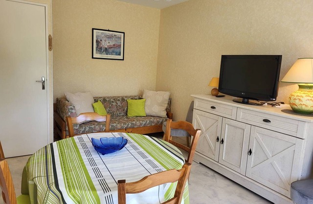 Cozy 2-Room Apartment in Cabourg Center, Balcony, Parking, Pet-Friendly