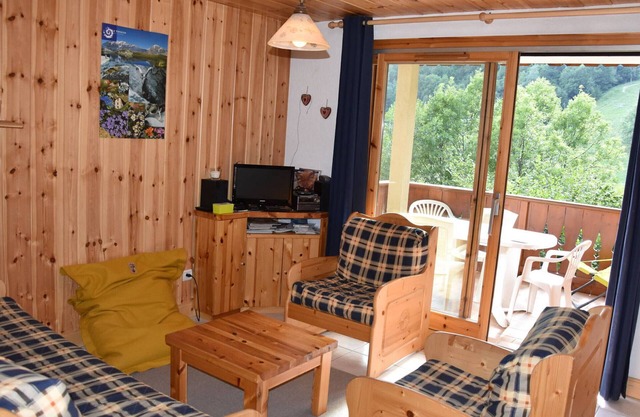 Cozy apartment near lifts with garage, pets allowed