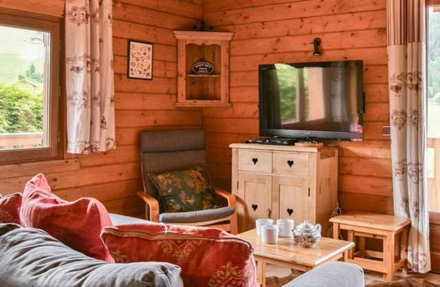 Cozy chalet, 4 bedrooms, 8 ppl, near shops, terrace, parking, WiFi