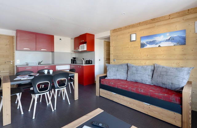 Renovated 3-Room Apartment · Near Slopes · Balcony · Sauna & Hammam Access
