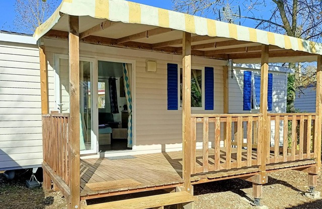 Homerez - Bungalow for 6 ppl. with shared pool and terrace at Veuzain-sur-Loire