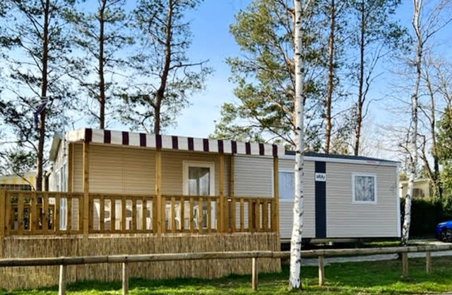 Homerez - Bungalow for 8 ppl. with shared pool and terrace at Veuzain-sur-Loire