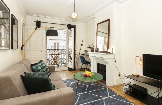 Lovely 1BR with Balcony Steps from the Seine and Notre Dame