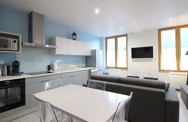 Modern 1-Bedroom Apartment with Private Parking, WiFi, and Ski Storage in Mont-Dore