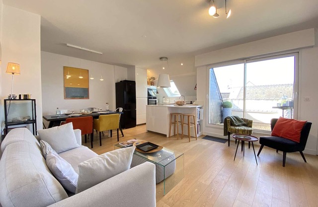 Modern Apartment, Heart of La Baule, 3 Bedrooms, Terrace, Parking, Wi-Fi