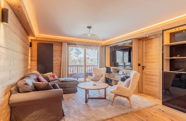Renovated chalet with spa, pool and parking, ski-in/ski-out