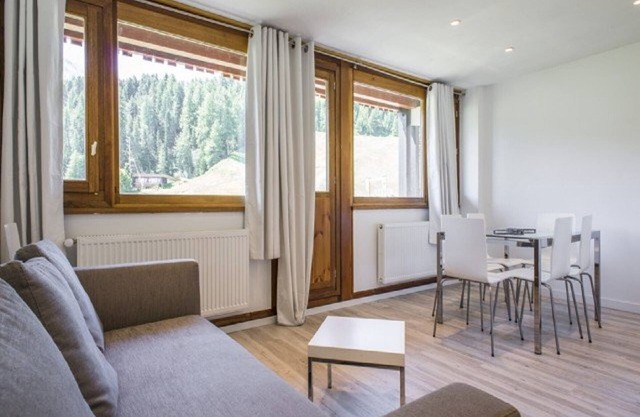 "Renovated Ski-in/Ski-out Apt with Balcony, Parking, Sleeps 6"