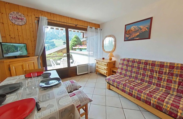 Ski-in/ski-out studio with terrace, parking and Wi-Fi - sleeps 4