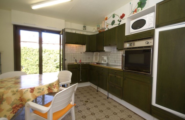 Snug Holiday Home with Fenced Garden, Garden Furniture, BBQ