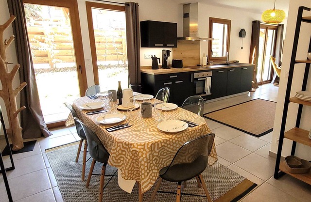 Spacious Apartment with Private Garden, Close to Ski Slopes and Village Center