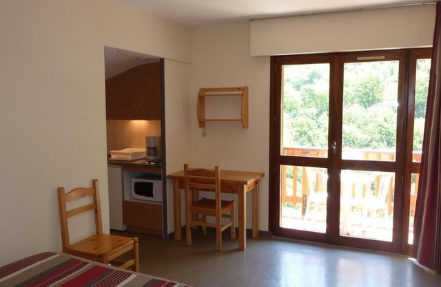 Studio-Classic-Ensuite with Bath-Balcony-Vue Montagne