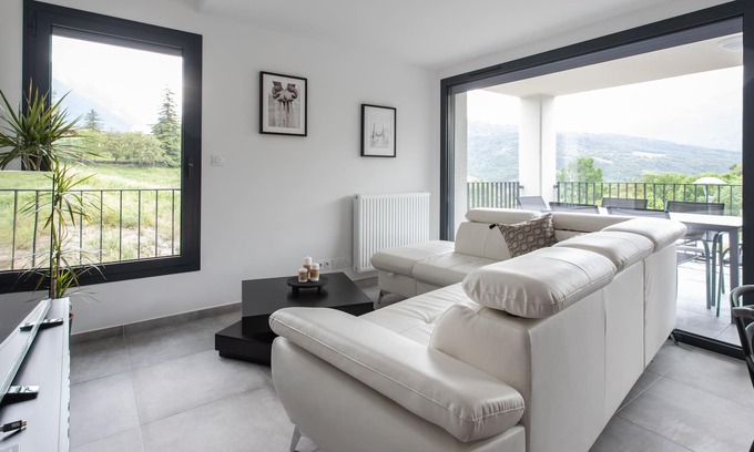 Embrun Apartment | Évasion Bleue - Appt vue sur la montagne