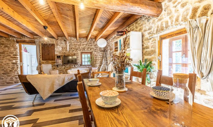 Saint-Antheme House | 100 m² Gîte ∙ 3 bedrooms ∙ 9 guests