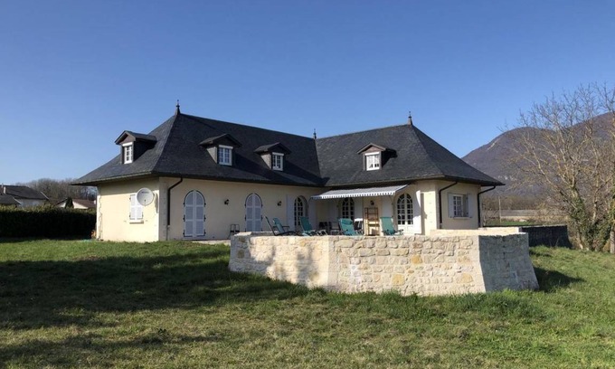 Ceyzerieu House | 200 m² Gîte ∙ 4 bedrooms ∙ 8 guests