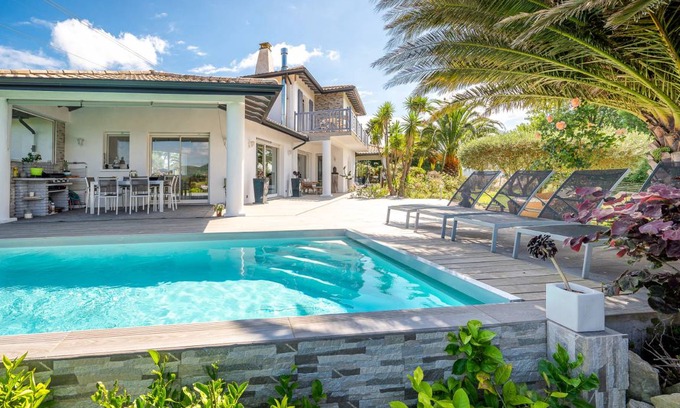 Urrugne Villa | 200 m² Villa ∙ 2 bedrooms ∙ 4 guests