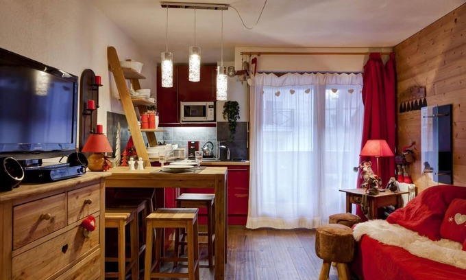 Brides-les-Bains Apartment | 200m from ski lifts, 2nd floor, view street, balcony, parking, tv, ski locker, 26m²
