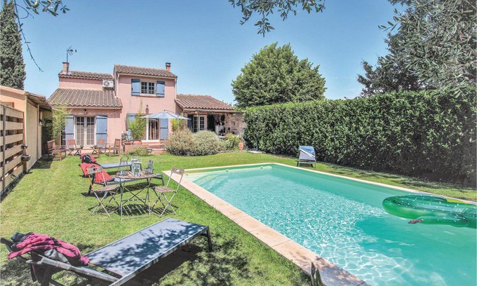 Caumont-sur-Durance House | 3 bedroom accommodation in Caumont sur Durance