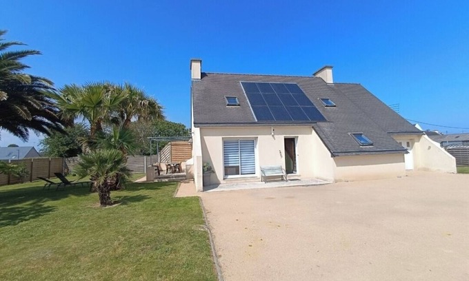 Locquirec House | 3 bedroom family house for 6 people on the seafront enclosed garden