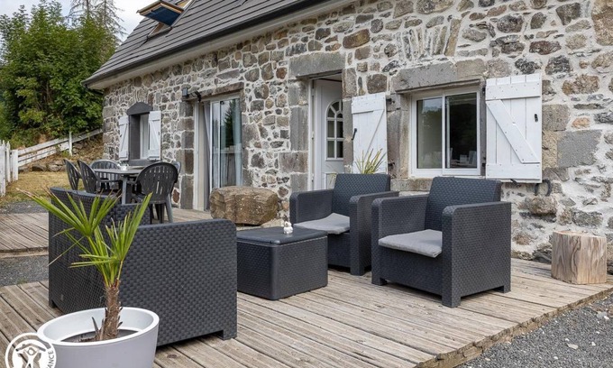 La Tour-dʼAuvergne House | 96 m² Gîte ∙ 2 bedrooms ∙ 8 guests