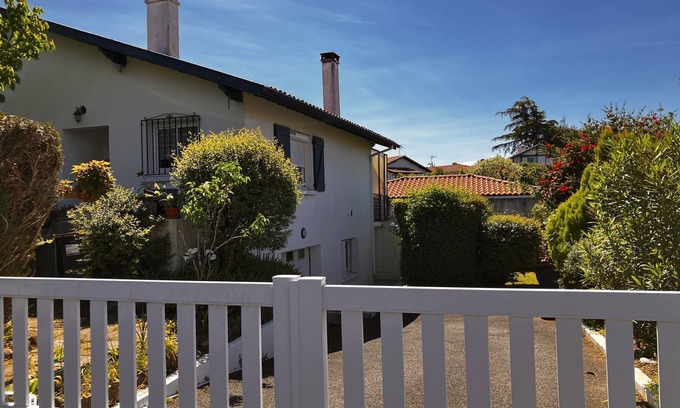 Anglet Apartment | Apartment on the ground floor - 2 bedrooms - in villa on Anglet (BASQUE coast)