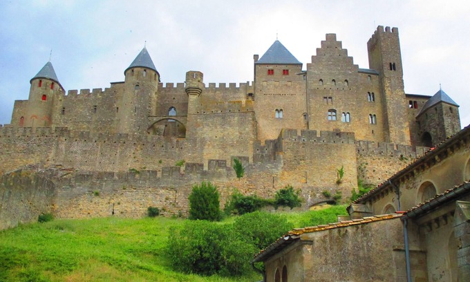 Carcassonne Apartment | At the foot of the city, large charming apartment: 2 terraces, private garage, WIFI
