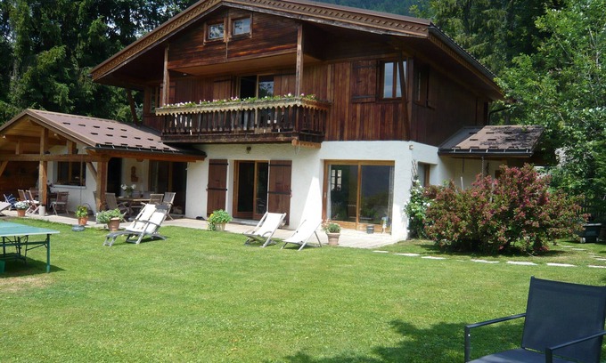 La Clusaz Apartment | Beautiful apartment in chalet, 3 km from La Clusaz garden jacuzzi