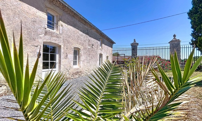 Anglade Apartment | Bright 2-bedroom apartment near Blaye, ideal for workers and travellers