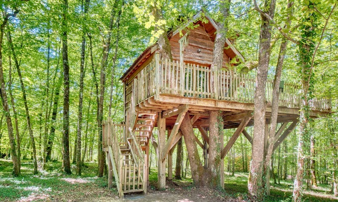 Monsac Cabin | Cabane Amicie in the Trees – Retreat in Nature with Shared Heated Indoor Pool