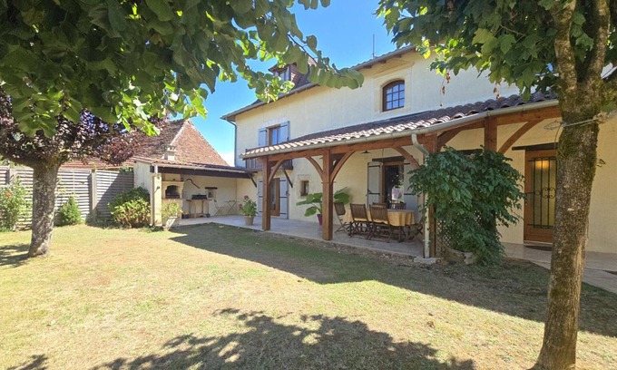 Blis-et-Born Cottage | Charming Village House with Fireplace, Wi-Fi & Bikes Close to Périgueux