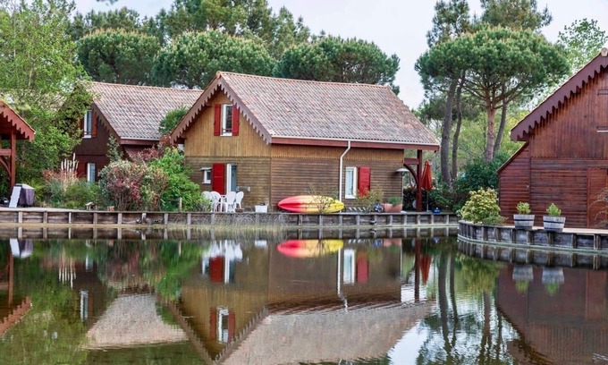 Hourtin Port House | Charming wooden chalet on the water, 100 meters from the lake and 10km from the ocean