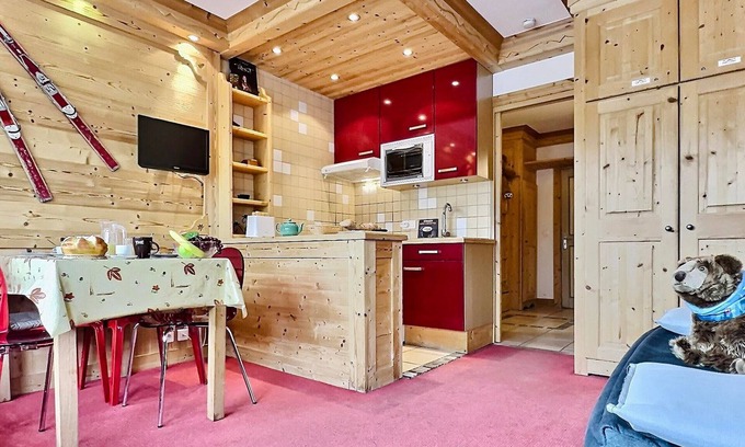 Tignes le Lac Apartment | Comfortable 30m² Apartment in Tignes Le Lac - Ski-In/Ski-Out, Sleeps 4, Balcony with Mountain View