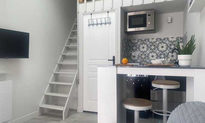 Parilly Apartment | Cosy studio just a stone's throw from metro station D